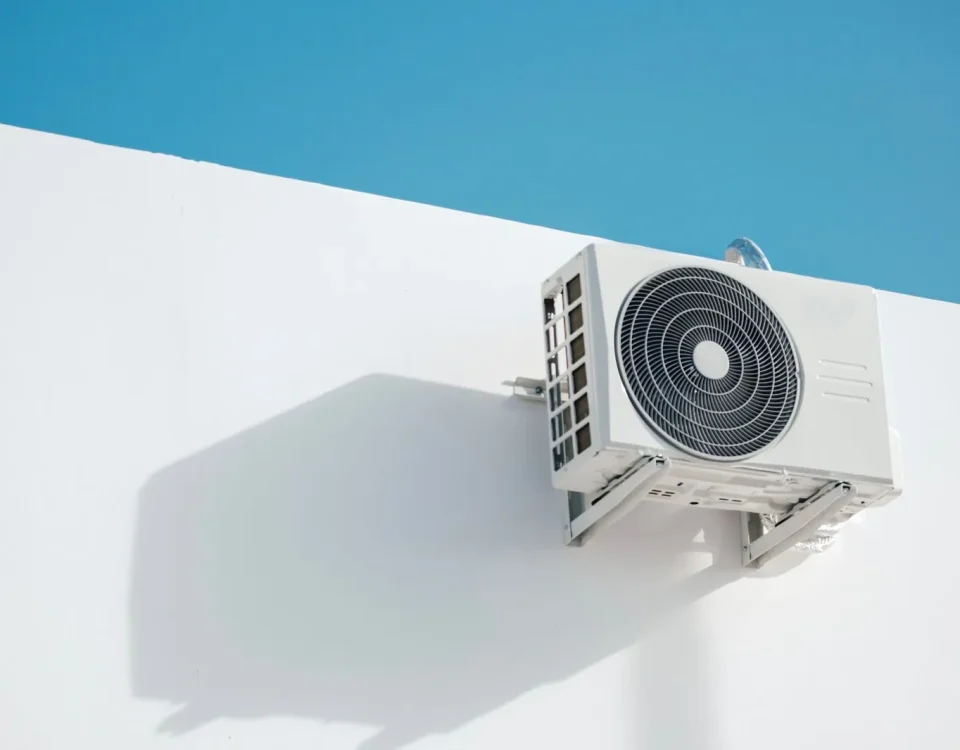 "Unité extérieure Mitsubishi Electric installée sur façade résidentielle"