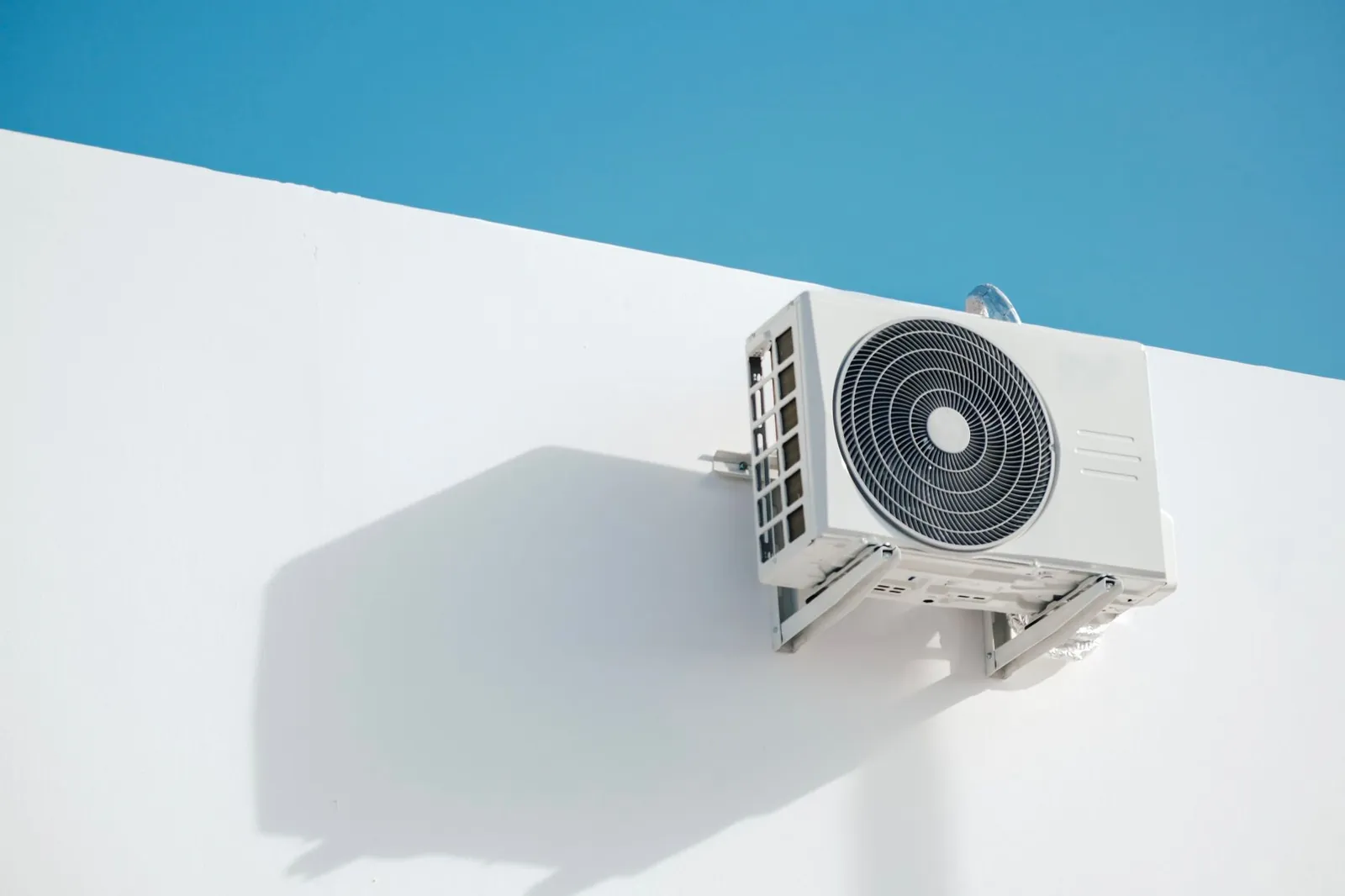 "Unité extérieure Mitsubishi Electric installée sur façade résidentielle"